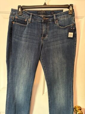 Lucky Brand NWT mid-rise straight leg medium wash jeans- size 6 (28)